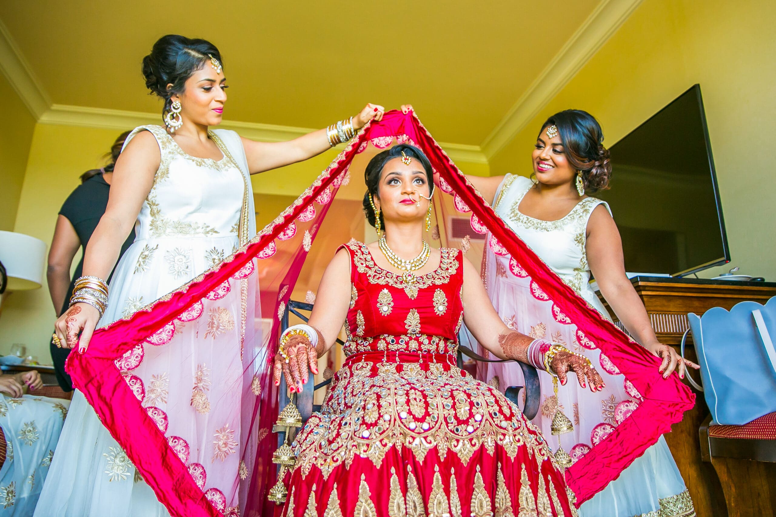Indian wedding ceremony in Michigan with vibrant traditional attire